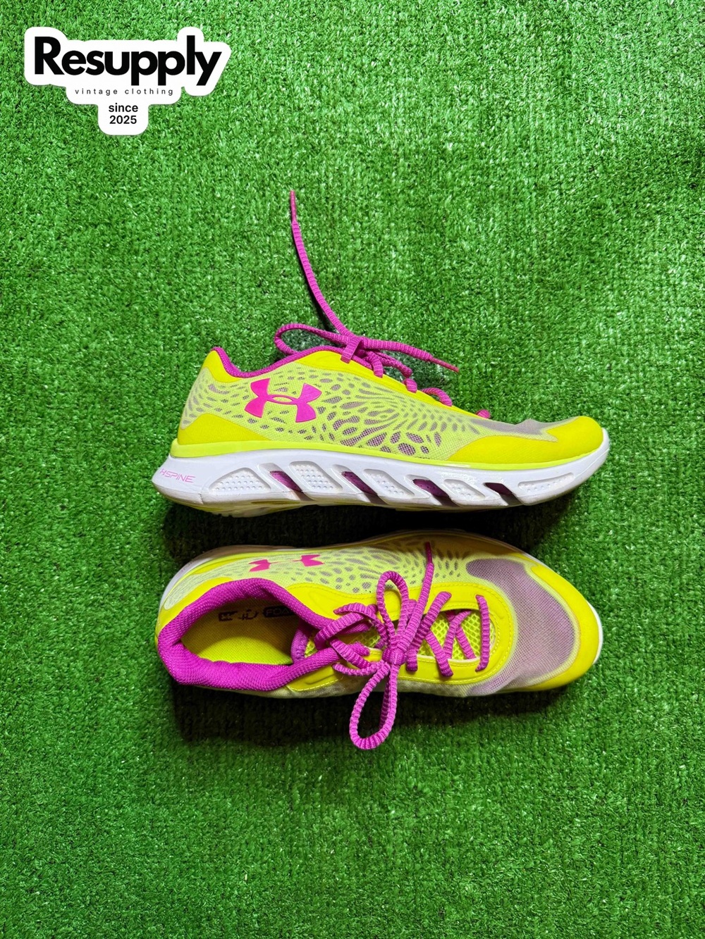 Under Armour Spine Lazer Neon Shoe’s Women’s Size 7.5 (NO BOX)